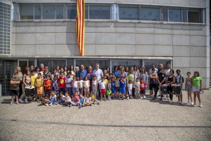 Alumnes i docents van participar en l’acte, al qual va acudir l’alcalde en funcions, Miquel Pueyo.