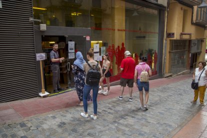 Imatge d’arxiu de persones fent cua davant de l’Oficina Local d’Habitatge del carrer Cavallers.