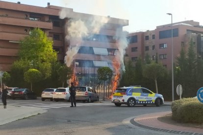 Efectius de la Urbana ahir en l’incendi al carrer Segrià.