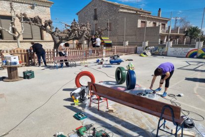 Familiars d’alumnes treballant el cap de setmana a l’escola Bonavista de Bellcaire.