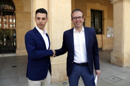 Marc Solsona, de Mollerussa Primer, i Joel Bastons, del PSC, encaixant les mans després de firmar el pacte per un govern en minoria a Mollerussa.