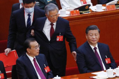 Hu Jintao és escortat per abandonar el XX Congrés del PCX davant de la impassibilitat de Xi Jinping.