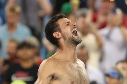 Djokovic es va trencar la samarreta després d’assegurar-se el títol.