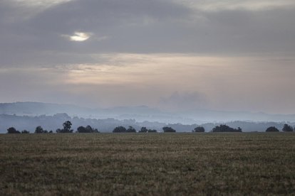 El fum de l'incendi de Lladurs, la setmana passada, que dificultava la visibilitat a bona part del terme .