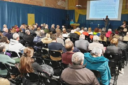 La charla informativa llenó de público la sala Sindicat. 