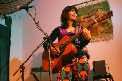 Natalia García, Nat Simons, durante su actuación.