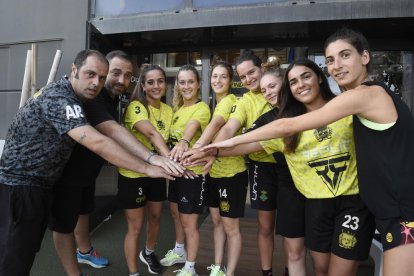 Jugadores i tècnics del Vila-sana, ahir davant de les instal·lacions de Padel Indoor Lleida.