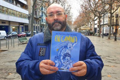 El leridano Paco Hernández, con su cómic ‘En camino’.