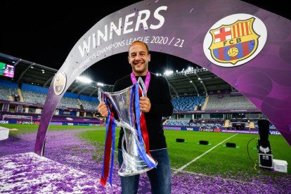 Lluís Cortés, amb la primera Champions que va guanyar el Barça el 2021, amb ell com a tècnic.