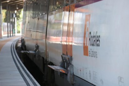 Lateral de un tren de Rodalies de la línea R8, parado a la estación de Rubí.