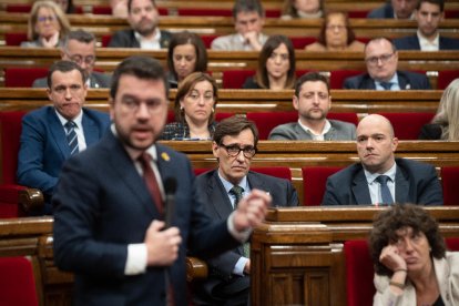 Salvador Illa escucha a Pere Aragonès en el pleno del Parlament.