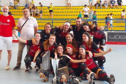 Las jugadoras, celebrando el ascenso.