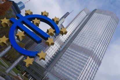 Imatge del monument dedicat a l’euro, davant la seu del Banc Central Europeu a Frankfurt.