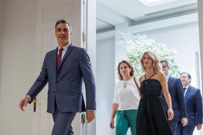 El president del Govern espanyol, Pedro Sánchez; la vicepresidenta tercera del govern espanyol i ministra per a la Transició Ecològica i el Repte Demogràfic, Teresa Ribera, en una imatge d'arxiu.