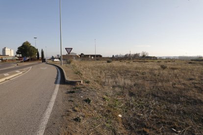 El solar en el que se hará el parking junto a la carretera N-230. 