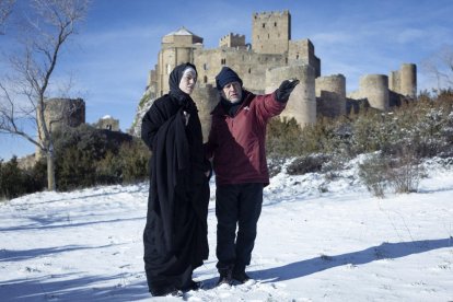 El director, Antonio Chavarrías, i l’actriu Daniela Brown, durant el rodatge a Loarre (Osca).