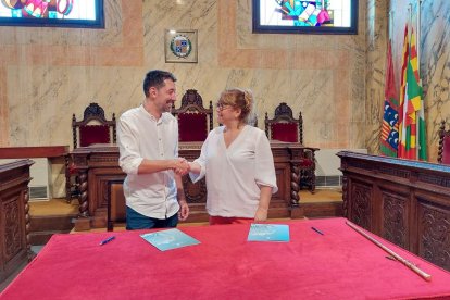 Ivan Sànchez i Natàlia Garriga durant la signatura del conveni de La Patum