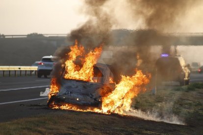 El fuego ha calcinado un coche en la A-2 a la altura de Bell-lloc d'Urgell.