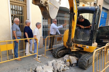 Fèlix Larrosa, ahir al costat de l’edil Carme Valls i tècnics municipals.