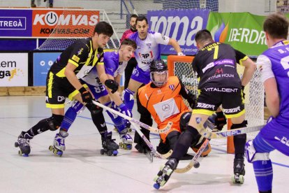 Sergi Folguera intenta controlar una bola davant del porter del Voltregà, Miquel Estrada.