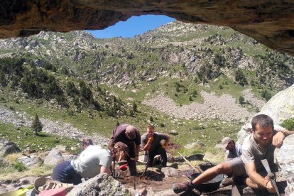 Membres del Grup d’Arqueologia de l’Alta Muntanya de la UAB-CSIC, en plena excavació al jaciment de l’Abric del Portarró.