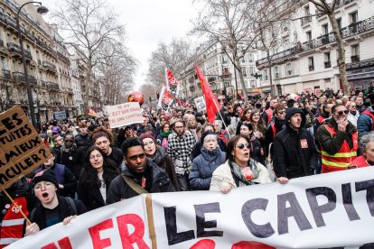 Centenars de persones marxen contra la modificació del sistema de pensions de l’Elisi.