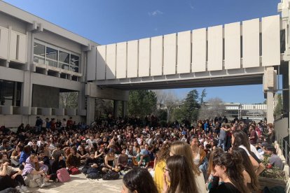 Alumnes concentrats a la Facultat de Ciències de la UAB ahir.