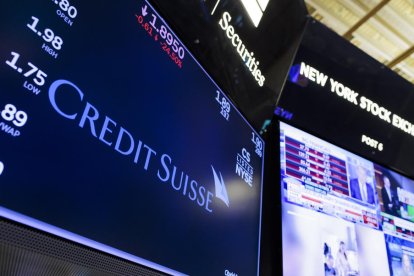 Una pantalla mostra informació sobre el banc Credit Suisse al parquet de la borsa de Nova York.