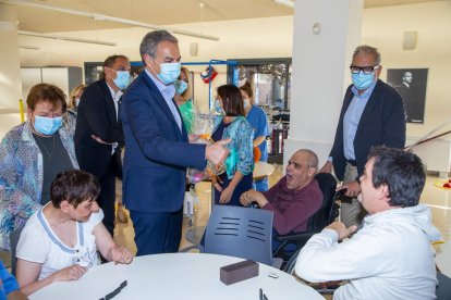 Zapatero i Larrosa al costat d’usuaris i treballadors del centre.