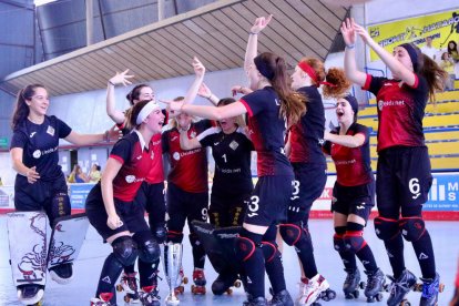 Tot just acabar el partit, les jugadores de l’Alpicat van mostrar la seua alegria per un ascens històric a l’elit després de rebre la Copa de campiones.