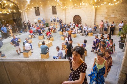 El propio público interactuó ayer con las acciones artísticas del pregón de la Festa Major del IEI.