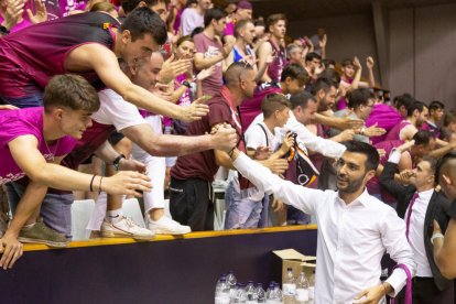 Gerard Encuentra saluda l’afició lleidatana desplaçada dissabte passat a Girona després de caure eliminat de la Final Four.