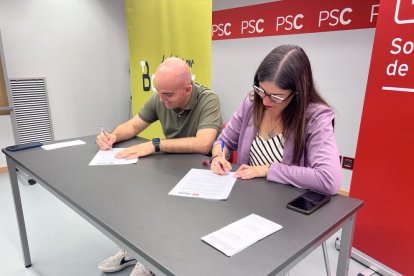 Ricart i González van firmar ahir el pacte de govern entre el PSC i Treballem a Balaguer.