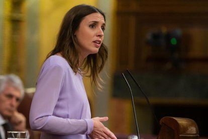 La ministra de Igualdad, Irene Montero, en la tribuna del hemiciclo del Congreso en el debate de la ley del 'sólo sí es sí'