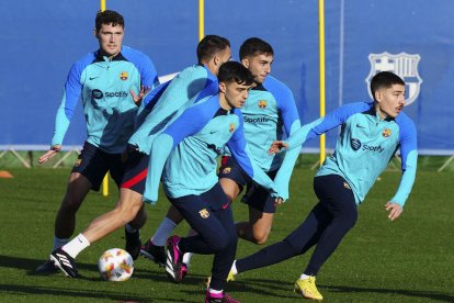 Jugadores del FC Barcelona durante el entrenamiento de ayer.