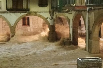 La plaça Major de l’Albi, completament inundada el 22 d’octubre del 2019 (a la imatge esquerra) i l’aspecte actual després de les obres de millora que s’han executat.