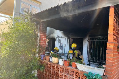 Imatge dels Bombers treballant en l'incendi d'un habitatge a Albinyana.