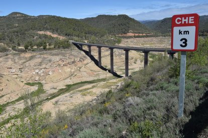 La cua del pantà de Rialb, al Segre, el passat mes d’abril, una clara imatge dels efectes de la sequera.