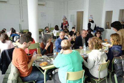 El alcalde, Miquel Pueyo, visitó ayer el nuevo comedor de la escuela.