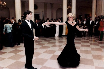 La princesa del poble - Imatge icònica presa l’any 1985 de Diana de Gal·les ballant amb l’actor nord-americà John Travolta durant una festa a la Casa Blanca oferta per Ronald Reagan i la seua dona Nancy. Lady Di va ser la dona més fotografi ...