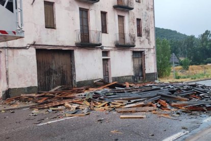 Vista de la teulada d'una casa que va caure ahir a la carretera N-260 a causa del temporal de vent a Adrall.