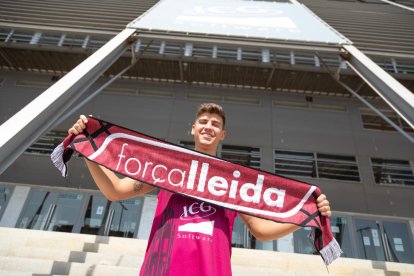 Jaume Lobo, ayer con la camiseta y la bufanda del ICG Força Lleida, ante el Barris Nord.