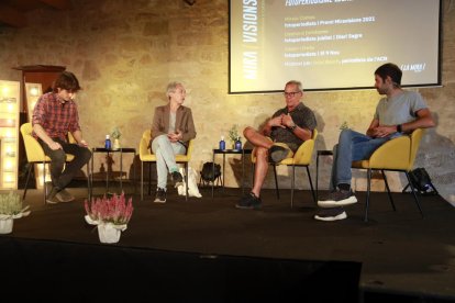 Charla sobre fotoperiodismo local con Oriol Bosch, Mireia Comas, Lleonard Delshams y Albert Llimós.