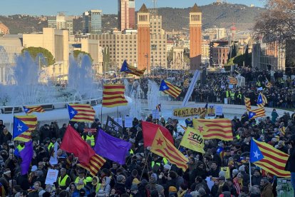 Manifestación independentista en la fuente de Montjuïc y en la avenida Maria Cristina para protestar por la cumbre hispano-francesa.