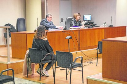 La acusada, ayer en el banquillo de la Audiencia de Lleida. 