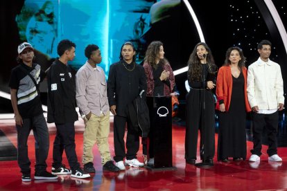 Laura Mora, directora de ‘Los reyes del mundo’, y los protagonistas, tras recibir la Concha de Oro. 