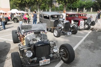 Exposició de vehicles americans clàssics ahir a la Seu.