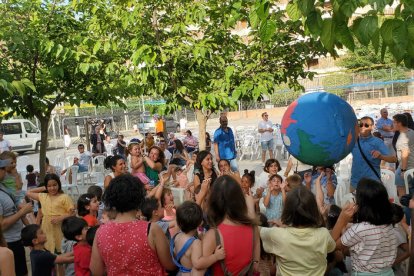 Fi de curs a l'escola Joc de la Bola amb una festa de l'escuma