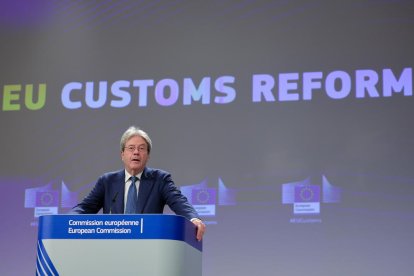 El comisario europeo de Economía, Paolo Gentiloni, explica en rueda de prensa la reforma de la Unión Aduanera de la UE