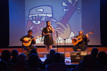 Un moment de l’actuació ahir de Margarida Arcanjo a l’Espai Orfeó.